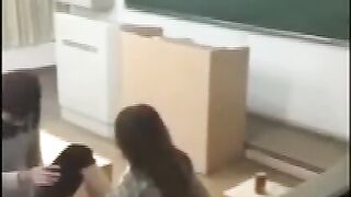 某中学老师”和“美女”学生的教室门