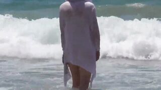 wetlook white shirt slut showing her boobs in water !!!