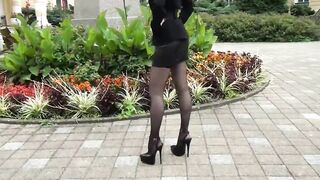 Lady Leather-Miniskirt walking