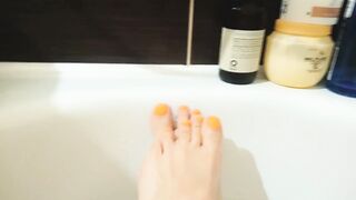 MASTURBATION IN THE BATHROOM WHILE MY BOYFRIEND IS WORKING