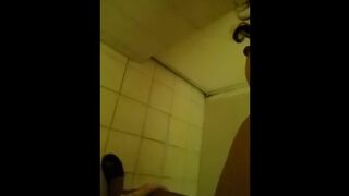 Follando En Baño Público (2/2)