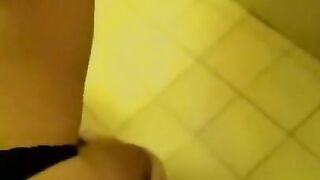 Follando En Baño Público (2/2)