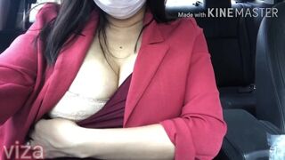 Girl Big Boobs Show her Boobs on Public Car, Caught in Public ช่วยตัวเองบนรถเพื่อน เปิดนมบนถนน