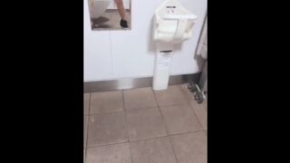 素人JKが公衆トイレで悶絶潮吹き