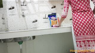 Husband bhar jane ki bad bhabhi ko kitchen me chuda HD hindi