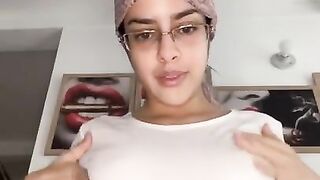 Arab giving female anatomy lessons using her vagina as a sample if you want to see the full video su