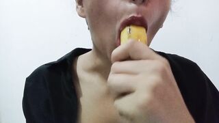 DEEPTHROAT TO A BANANA