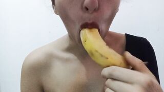 SUCKING BANANA