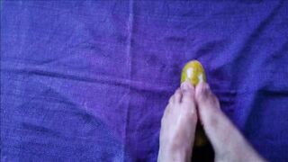 Masturbando un pepino con los pies