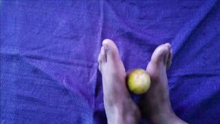 Masturbando un pepino con los pies