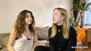 Geile deutsche Blondine hat Sex mit Freundin