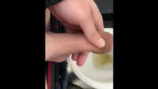 Amateur guy pissing