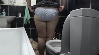 A mature milf with a thick big ass pisses on the toilet and wipes her hairy pussy with toilet paper. PAWG. ASMR. Home.