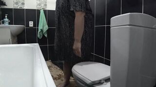 A mature milf with a thick big ass pisses on the toilet and wipes her hairy pussy with toilet paper. PAWG. ASMR. Home.