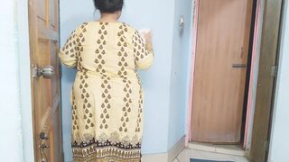 (ghar kee saphaee karate hue maa ko chodane ko majaboor) Indian Stepmom fucked while cleaning the house - Hindi Audio