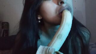 Pandemic memorie: sucking a banana