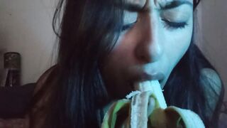 Pandemic memorie: sucking a banana