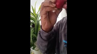 Eating fruit like pussy! Oral sex expert have that pussy leaking