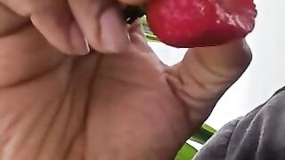 Eating fruit like pussy! Oral sex expert have that pussy leaking