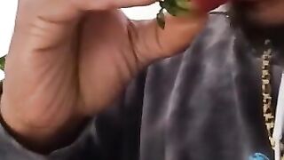 Eating fruit like pussy! Oral sex expert have that pussy leaking