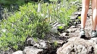 Camino entre el bosque y las montañas. turistas y corredores van a la reunión. se esconden cuando me