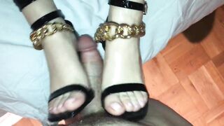 AMATEUR FOOTJOB - SHOEJOB WITH HIGH HEEL SANDALS - FOOT FETISH - FOOT FUCK - PINK TOES and LEGGINGS