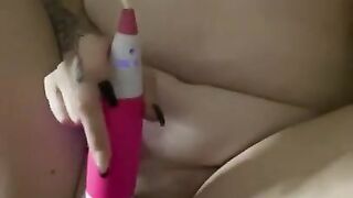 ele me pegou batendo uma siririca com o vibrador e socou a rola em mim bem forte