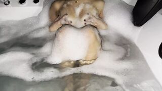 Horny I masturbate in the jacuzzi