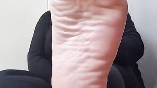 Youre Queen wrinkled her soles while she is wiggle her toes.????