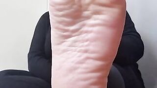 Youre Queen wrinkled her soles while she is wiggle her toes.????