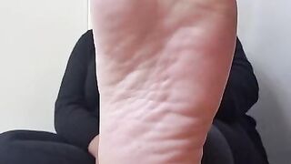 Youre Queen wrinkled her soles while she is wiggle her toes.????