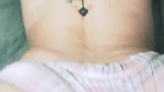 Loira tatuada com short apertadinho POV