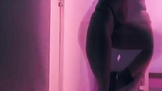 Gostosa da Rainha Hotwife faz strip-tease com lingerie sexy mostrando seus grandes peitos perfeitos