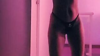 Gostosa da Rainha Hotwife faz strip-tease com lingerie sexy mostrando seus grandes peitos perfeitos