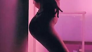 Gostosa da Rainha Hotwife faz strip-tease com lingerie sexy mostrando seus grandes peitos perfeitos