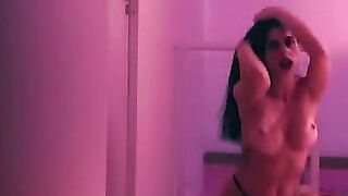 Gostosa da Rainha Hotwife faz strip-tease com lingerie sexy mostrando seus grandes peitos perfeitos